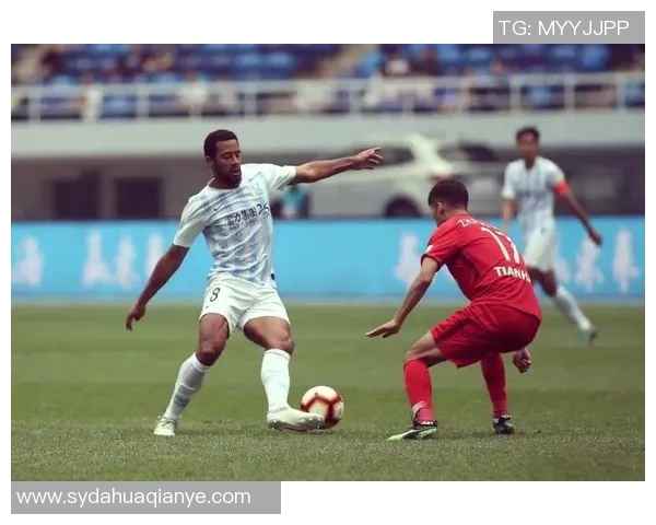 足球场上的华丽之星：球技与魅力并存的传奇球员风采解析