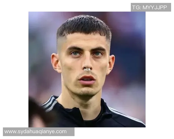 帅气足球球星头像展现完美风采，领略球场上的英姿与魅力